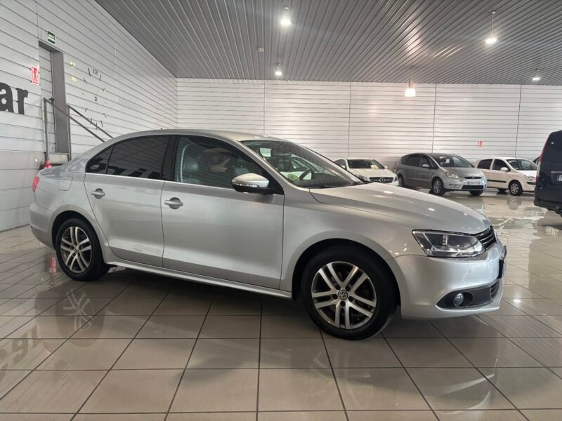 VOLKSWAGEN JETTA 1.6 TDI 105 SPORT