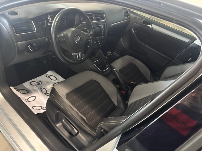 VOLKSWAGEN JETTA 1.6 TDI 105 SPORT