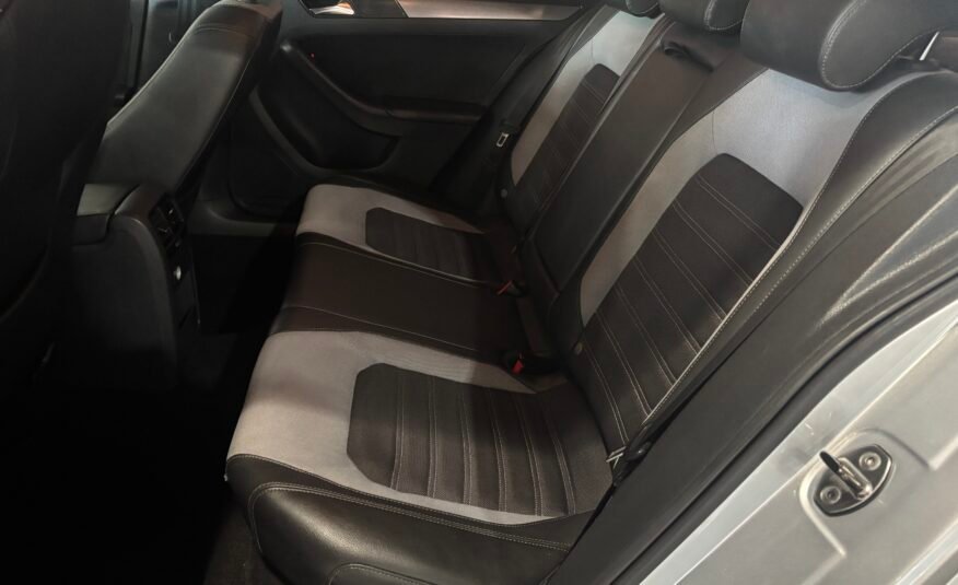 VOLKSWAGEN JETTA 1.6 TDI 105 SPORT