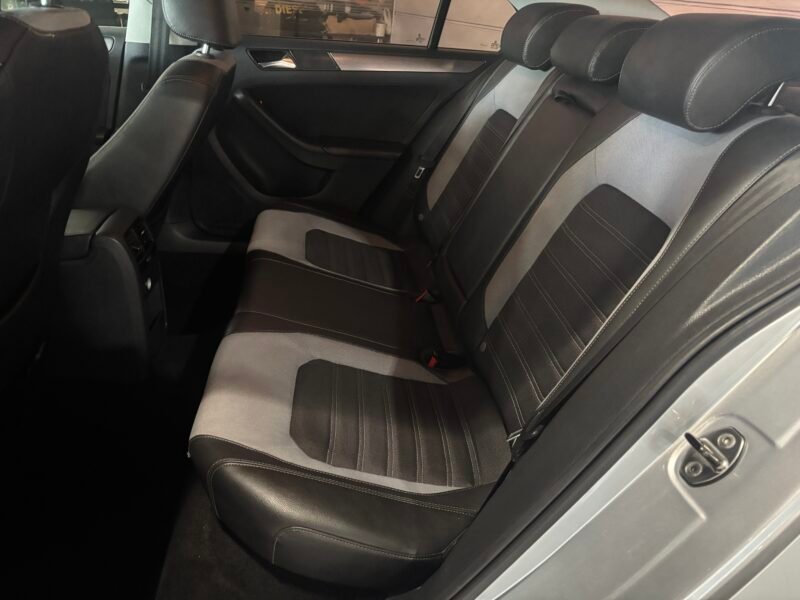 VOLKSWAGEN JETTA 1.6 TDI 105 SPORT