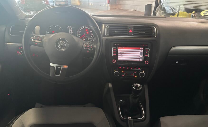 VOLKSWAGEN JETTA 1.6 TDI 105 SPORT