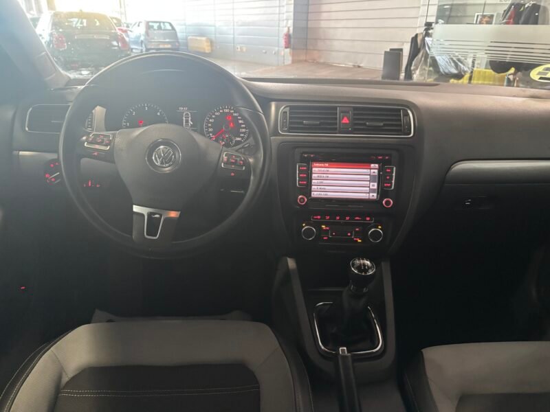 VOLKSWAGEN JETTA 1.6 TDI 105 SPORT